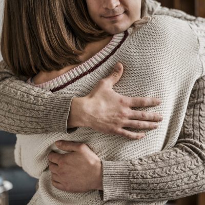 mujer-adulta-abrazar-ella-marido-scaled.jpg mujer-adulta-abrazar-ella-marido-scaled.jpg